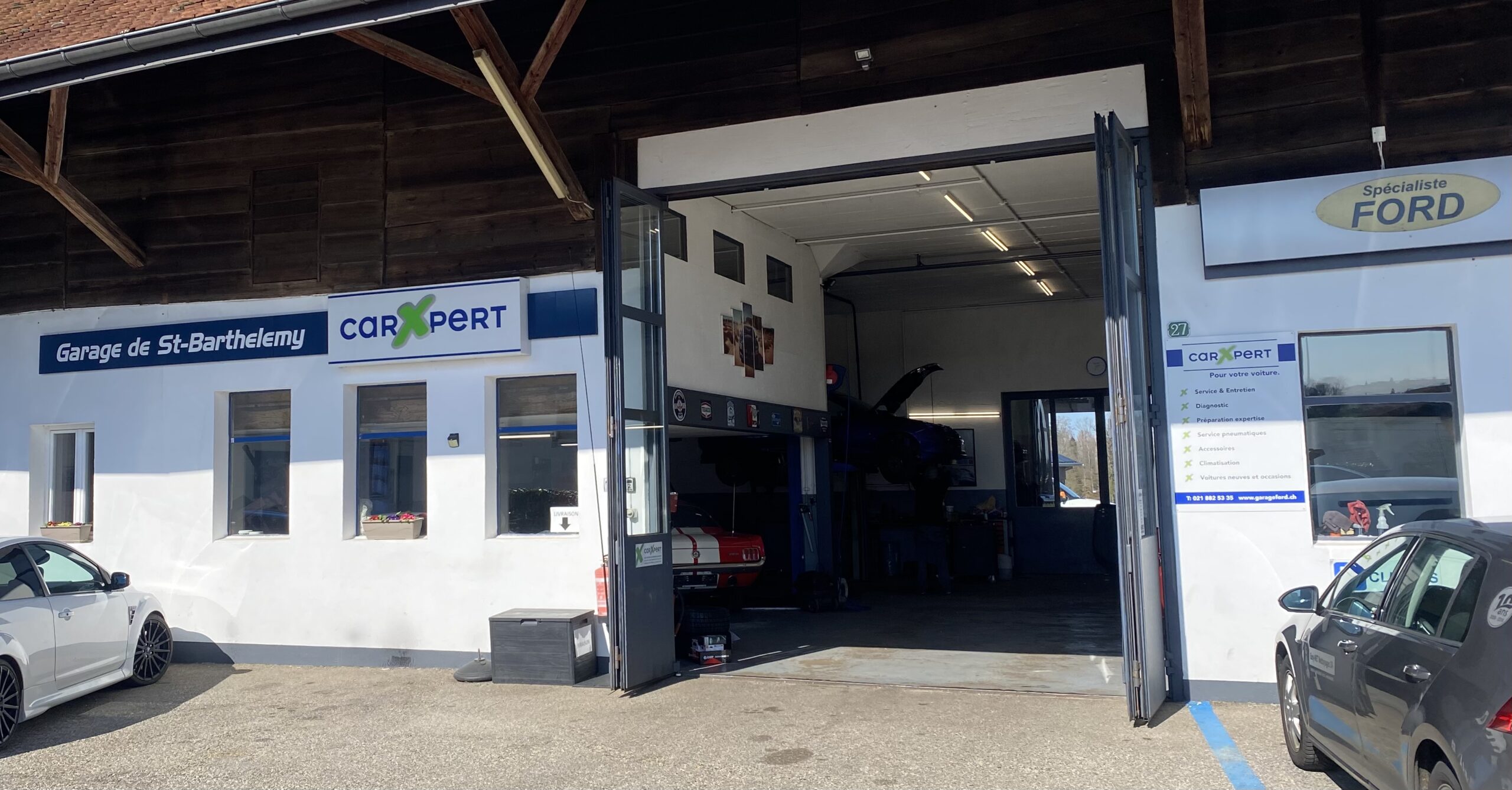 Façade du Garage de Saint-Barthélemy avec logos CarXpert et Ford — Route du Village 27, 1040 Saint-Barthélemy VD, à 2 minutes d'Échallens
